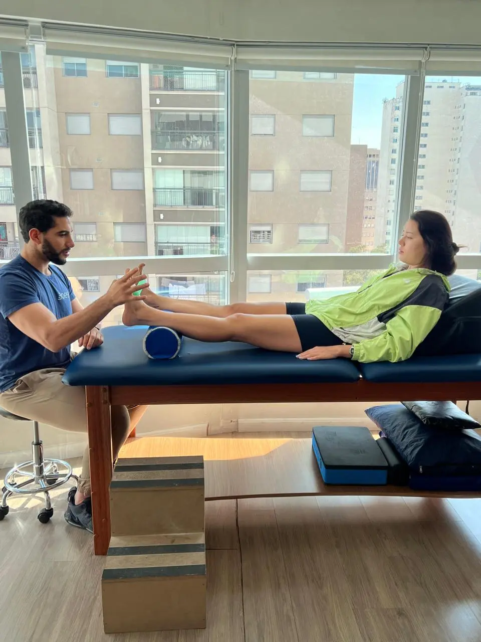 Fisioterapeuta conduzindo sessão de mobilidade com paciente na Boese
